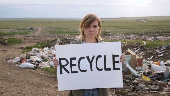 妇女手持回收海报上的垃圾药丸背景户外iroi支持环保运动
