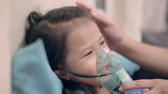 生病的亚洲女孩正在接受喷雾器治疗