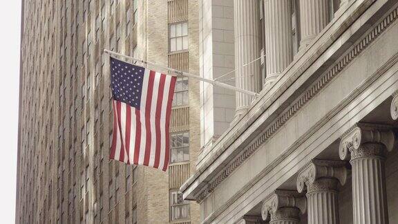 这是美国纽约曼哈顿下城华尔街一栋历史悠久的金融建筑上飘扬的美国国旗