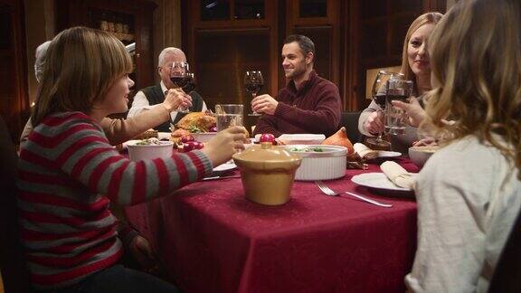 家人在感恩节餐桌上举杯祝酒