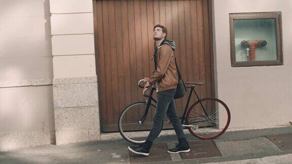 人行道上骑着自行车的人