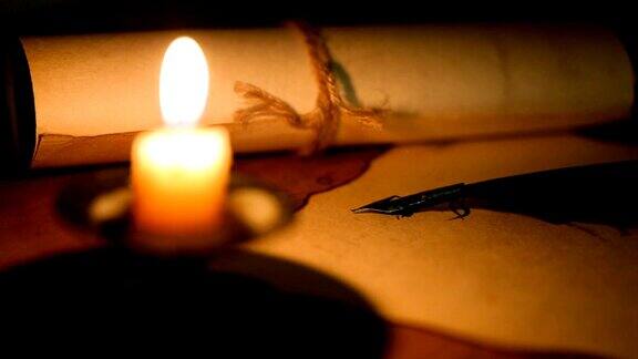 在烛光下用羽毛笔写信
