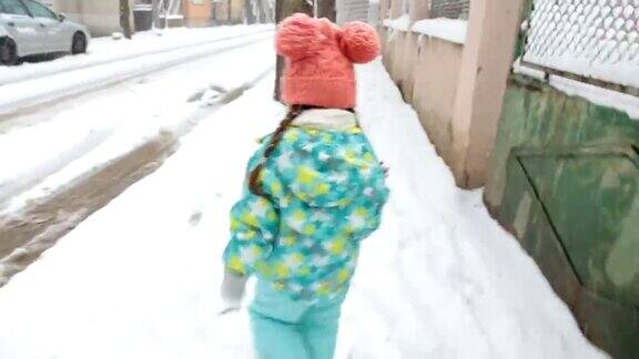 在雪天跑步的漂亮小孩