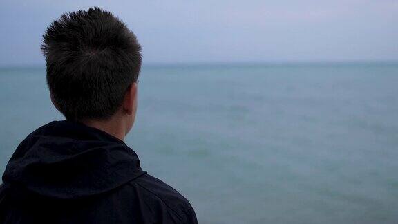 少年站在海边看风景