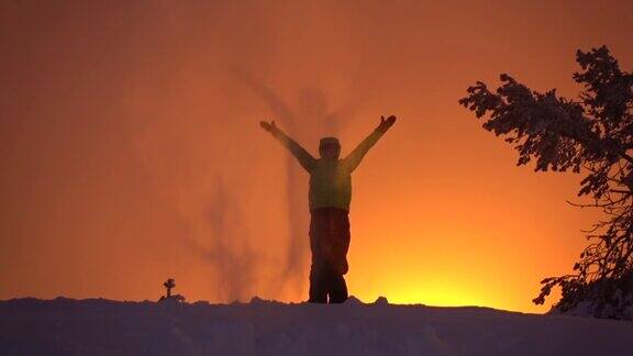 慢镜头:向天空抛雪向金色的夕阳骄傲地举起双臂