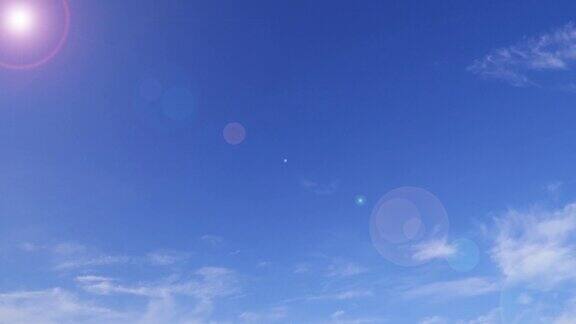白云在晴朗的蓝天背景与Len耀斑效果
