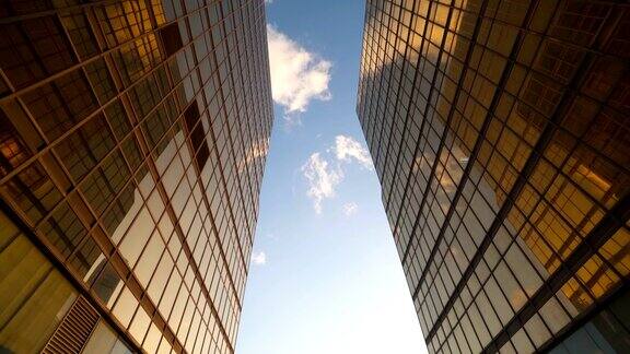 现代办公大楼在一个晴朗的天空背景在日落