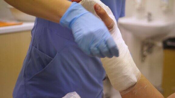 事故后在医院给骨折的手臂上石膏