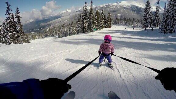 小女孩在学滑雪