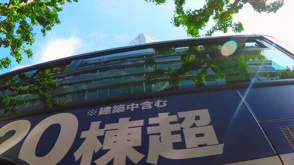 东京摩天大楼背景下的公交车