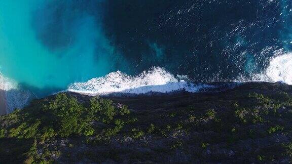 空中海岸线和海浪撞击岩石悬崖海岸线