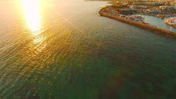 塞浦路斯圣地帕鸟瞰图美丽的夜景和海浪
