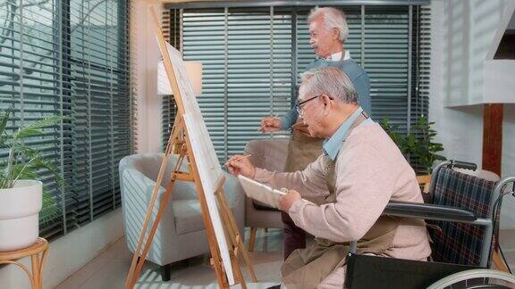 一群亚洲老人在老年保健中心享受绘画
