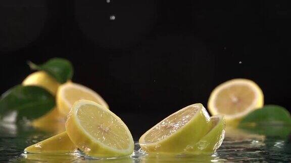 柠檬碰到橙汁表面然后切成两半慢动作镜头