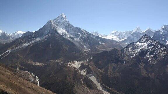 从直升机上飞过喜马拉雅山脉