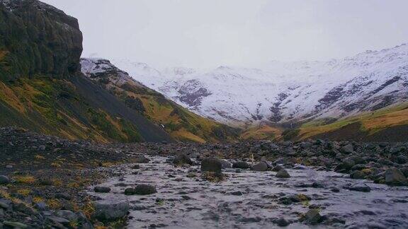 风景优美的山脉和崎岖的溪流冰岛