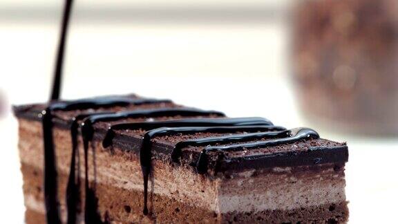 将巧克力酱淋在蛋糕上