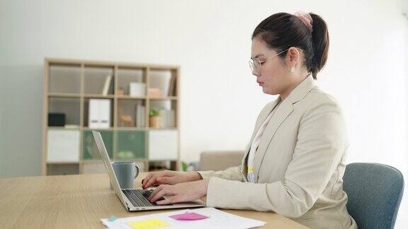 亚洲女商人在家办公时使用笔记本电脑