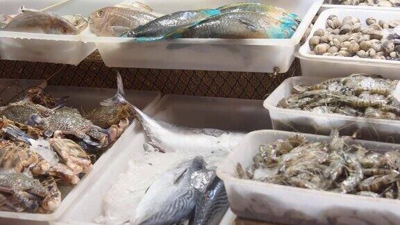 市场上的新鲜鱼和海鲜