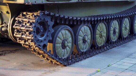 战斗坦克的金属履带战争机器的底盘