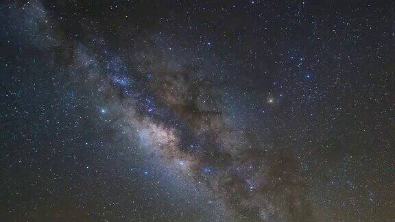 银河星系在山上与晴朗的天空完美的条件延时视频
