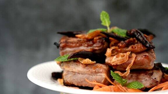 转盘排骨一种由猪肉制成的菜肴漂亮的菜肴布置4k视频