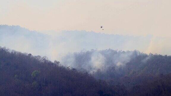 在山火干旱期间进行空中灭火直升机扑灭了森林大火森林砍伐与气候危机
