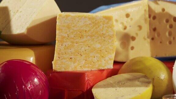 奶酪品种木桌上放着不同种类的奶酪