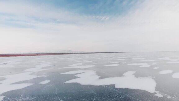 鸟瞰图冰冻湖面上的冰丘和裂缝