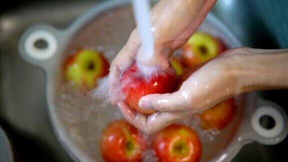 用手清洗新鲜的苹果