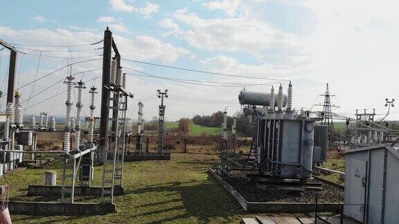 高压变电站为一个小镇的高压发电厂电力站电线