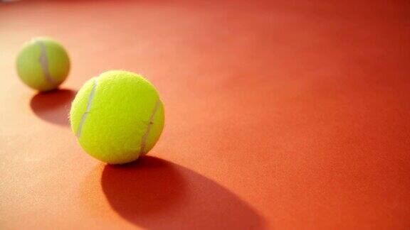 网球在红色地板上弹跳4k