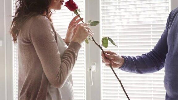 女人闻着爱人的丈夫送给她的情人节玫瑰