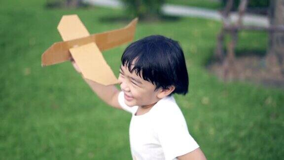 小男孩在玩纸飞机
