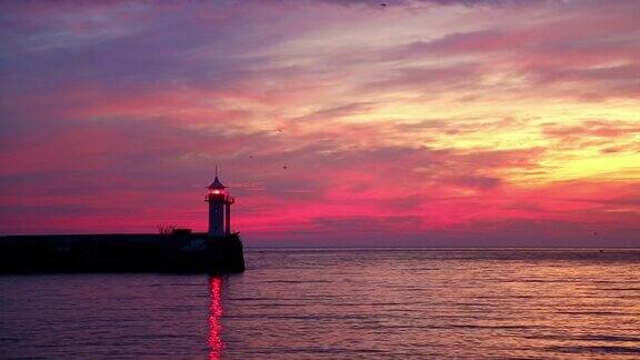 黎明时分矗立在海岸上的灯塔