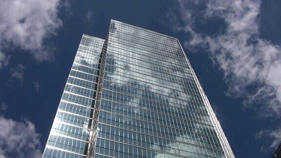 户外的办公大楼的外表玻璃反射云