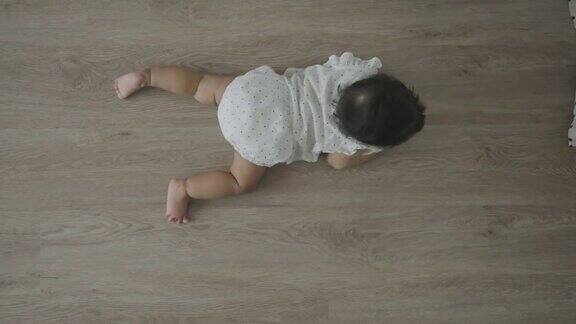 婴儿在地板上爬
