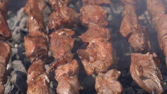 开胃多汁的猪肉串在木炭烤架上用烟烤