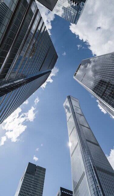 PAN高层企业大厦、摩天大楼和天空的低角度视图