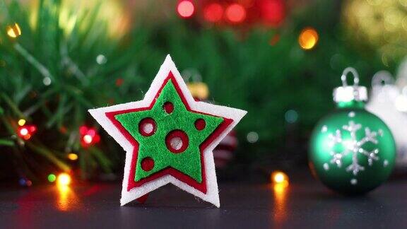圣诞装饰品和圣诞星星后面闪烁着灯光