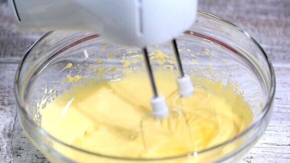 用电动搅拌器在玻璃碗中打蛋