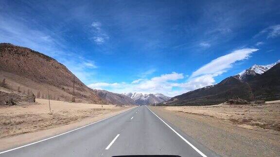 穿越沙漠草原的高速公路