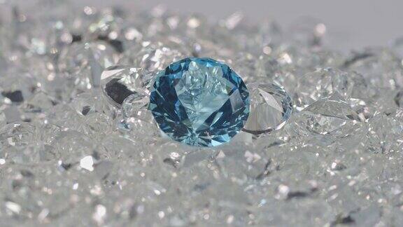 一堆白色钻石上的海蓝宝石
