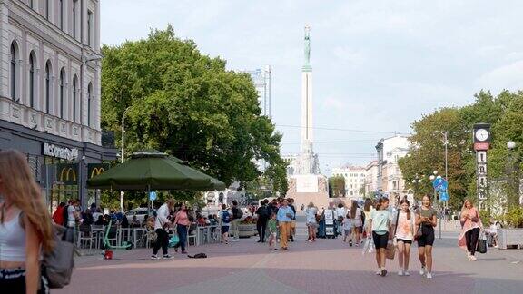 拉脱维亚里加古城的人们和游客