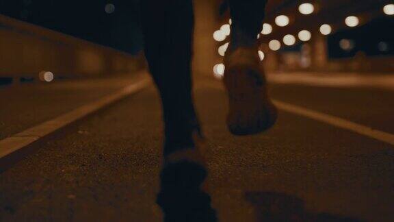 SLOMO慢跑者晚上在城市里慢跑