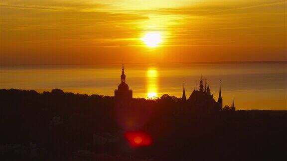 鸟瞰Nicolaus哥白尼博物馆剪影弗洛姆伯克海岸上的夕阳