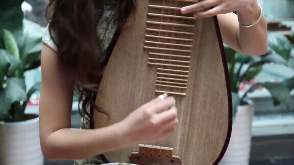 弹奏琵琶的中国女孩