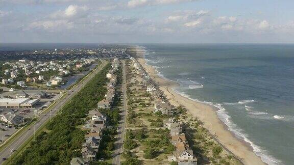 鸟瞰图的城镇海洋和海滩4k