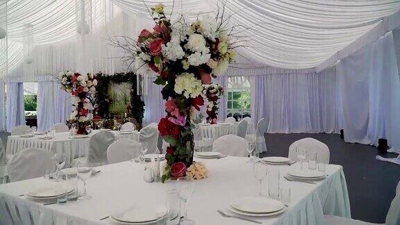 为宾客准备的婚礼大厅内部装饰婚礼和庆典用的漂亮房间结婚豪华时尚的婚宴紫色装饰昂贵的大厅婚礼装饰