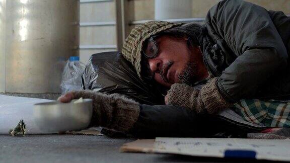 无家可归的人睡在街上无家可归的人睡在地下通道志愿者给予